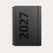 A6 ugekalender højformat matsort genbrugskarton 2027