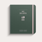 Receptboken My Recipes med mörkgrönt omslag, rosa resår och bestickillustration